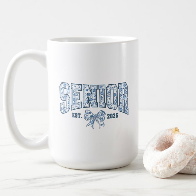 Elegant Blue Bow Chinoiserie Senior Class of 2025 Kaffemugg (Elegant Blue Chinoiserie Senior Year Class of 2025 Mug, Coquette Bow, Trendy, High School College)