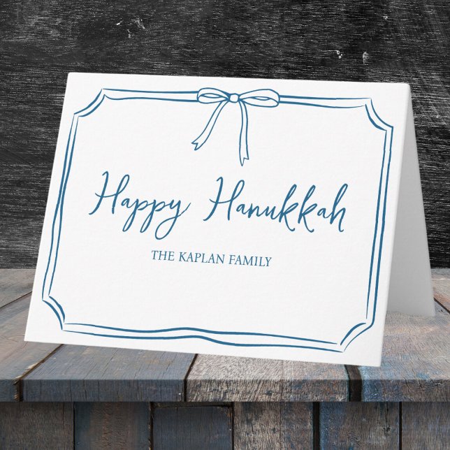 Elegant Blue Bow Personlig Lycklig Hanukkah Kort (Celebrate Hanukkah with a timeless card featuring a custom family name and elegant blue bow.)
