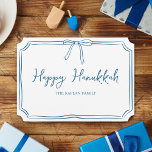 Elegant Blue Bow Personlig Lycklig Hanukkah Kort<br><div class="desc">Fira Hanukkah med elegans och charm med det här anpassadet Hanukkah-hälsningskort. Det här kortet har en delikat blå vågigt gräns och en söt buggdetalj och ger dig en aning värme och sofistikering till önskemål i helgdag. Anpassa det till din familj namn för att göra det verkligt speciellt. Perfekt för att...</div>
