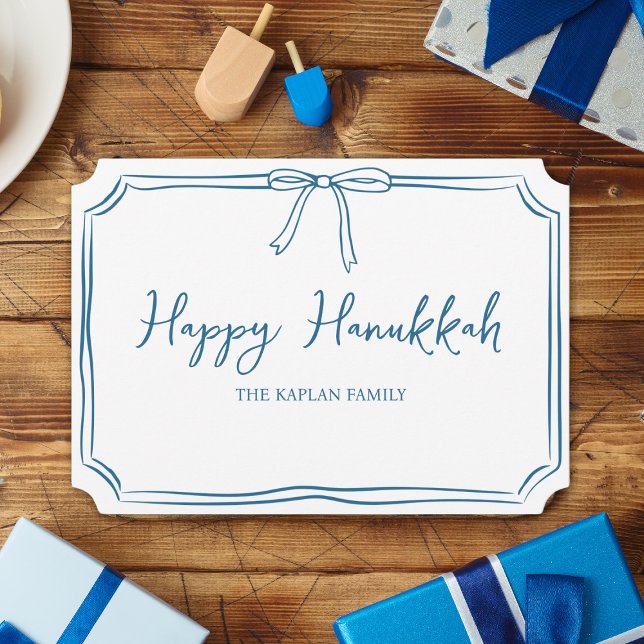Elegant Blue Bow Personlig Lycklig Hanukkah Kort (Classic blue and white design captures the spirit of Hanukkah in a chic, refined style.)