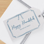 Elegant Blue Bow Personlig Lycklig Hanukkah Presentetikett<br><div class="desc">Med en delikat blå vågigt gräns och en söt buggdetalj,  ger dessa märkre en aning värme och sofistikering till dina Hanukkah-presenter. Anpassa det till din familj namn för att göra det verkligt speciellt. Perfekt för familjer som vill ha en modern men traditionell kontakt för sin Hanukkah party.</div>