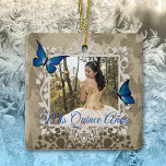 Elegant Blue Butterfly Quinceanera-julfoto Julgransprydnad Keramik<br><div class="desc">Vackra blå fjärilar personlig/anpassningsbar Julprydnad är mångsidig för elegant blå Quinceanera-teman. Blå fjärilar runt dekorativa foto ram kan enkelt storleksändras och placeras på den här minnespresenten. En vintage grönt,  beige,  brun keepé till jul eller en 15-årsdag.</div>