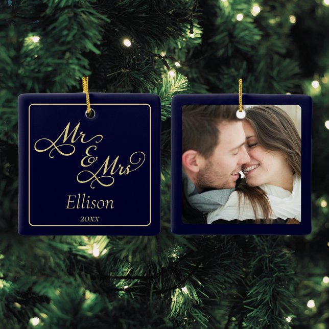 Elegant Blue Guld Mr. och Mrs. 1:a jul Julgransprydnad Keramik (Our first Christmas as a couple Christmas ornament, Mr and Mrs in script typography, custom photo)