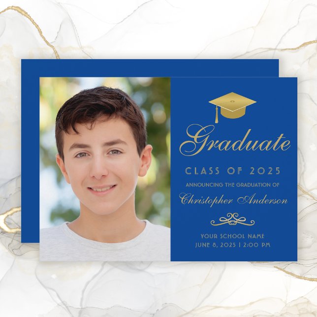 Elegant Blue Guld Script Cap Photo Studenten Meddelande (Elegant Royal Blue and Gold Photo Graduation Announcement for boys.)