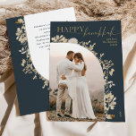 Elegant Blue Guld Script Lycklig Hanukkah Julkort<br><div class="desc">Den här designen har en ritningsdesign för blommigtar med en delikat vit blommigt glitter guld ram som ger en bild av ett enda lodrät. Om du vill göra avancerade ändringar väljer du Anpassa -> Redigera med Design verktyg om du vill redigera/lägga till textrutor,  färg och teckensnitt ytterligare.</div>