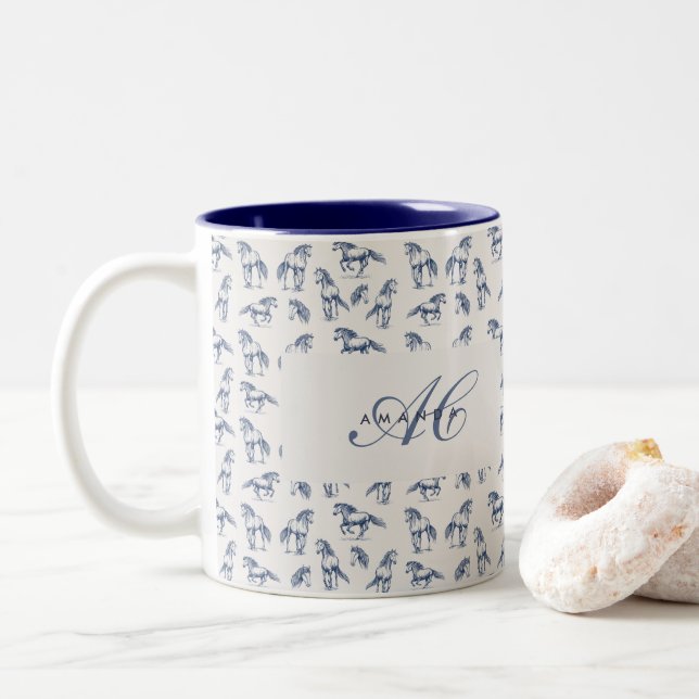 Elegant Blue Horses Monogrammed Initial Gifts Två-Tonad Mugg (Med munk)