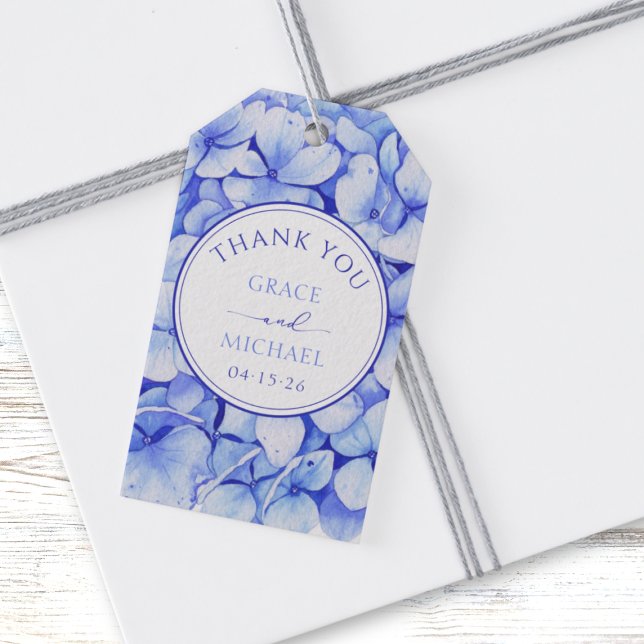 Elegant Blue Hydrangea Flower Bröllop Tack Presentetikett (Elegant blue hydrangea wedding favor tags, personalized with names and date for a classic aesthetic.)