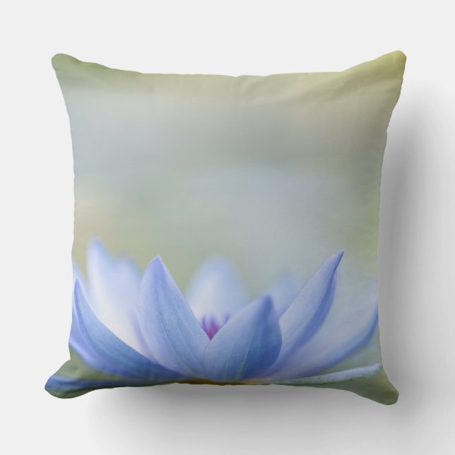 Elegant Blue Lotus Kudde (Framsida)