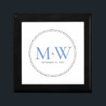Elegant Blue Monogram Bröllop Gift Box Minnesask<br><div class="desc">Elegant Blue Monogram med Black Milgrain gräns. Den prickade gräns påminner om milkorn,  som är en smyckesformad teknik som ofta används för förlovning och bröllop ringar. Mjölkornet gräns lägger både ett modernt och elegant stil till denna monogrammade keepsaklåda.</div>