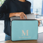 Elegant Blue Monogram Laptop sleeve<br><div class="desc">Elegant Blue Abstrakt laptop sleeve. Skydda din bärbara dator med den här lätta tealen och beige sand abstrakt mönster laptop sleeve. Anpassa den enkelt med din egen namn (eller något annat namn) genom att klicka på "PERSONALISERA DENNA MALL". Det här laptop sleeve är till för dem som vill skydda den...</div>