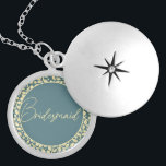Elegant Blue och Cream Löv Bridesmaid Berlockhalsband<br><div class="desc">Detta vackra skåp är ett speciellt tillbehör designat för Bridesmaid. Låset har ett klassiskt blått och grädde-färg-schema med en kräm-färgad-mönster i insidan, vilket tillför en aning elegans och naturskönhet. Det gömt meddelandet inuti är en speciell beröring som kommer att göra detta skåp ännu mer meningsfullt för Bridesmaid. Det är ett...</div>