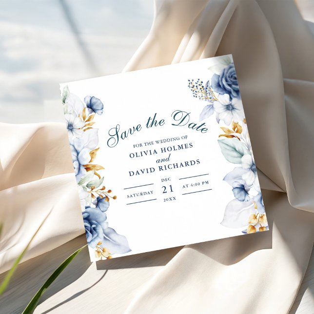 Elegant Blue och Guld Blommigt Bröllop Spara Datumet (Elegant Blue and Gold Floral Wedding Save The Date on an elegant wedding table)