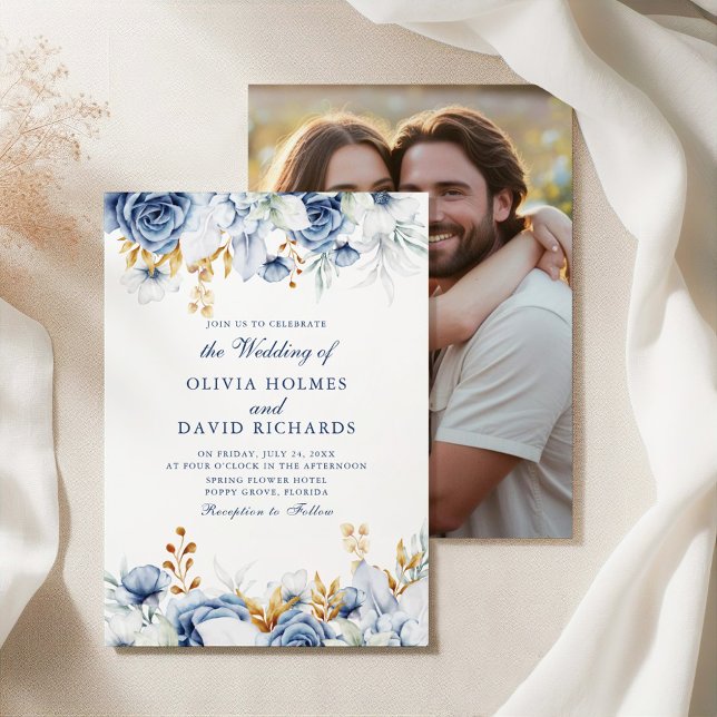 Elegant Blue och Guld Blommigt par foto Bröllop Inbjudningar (Elegant Blue and Gold Floral Couple Photo Wedding Invitation on a white elegant fabric)
