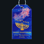 Elegant Blue och Guld Menorah Lycklig Hanukkah Presentetikett<br><div class="desc">Elegant Blue and Guld Menorah Lycklig Hanukkah Gift-Märkre har blå flytande marmor struktur,  vattenfärgblommor i rosa,  namn-familjemall och Hanukkah-ljus.En perfekt för Hanukkah.Klicka på personlighetsknappen för att anpassa den med din egen text.</div>