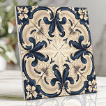 Elegant Blue och Ivory Baroque Kakelplatta<br><div class="desc">Lägg till en sofistikerad tidslinje till din décor med den här eleganten med ett intensivt rullningsarbete av blommigten Baroque-stil i rikens marinblå och elfenbensfärgade toner. Det känsliga mönster accentueras av subtil skuggning, som skapar ett handmålat utseende med en lyxig gammal charm. Perfekt för bakgrundsplaster, accentväggar eller golvbeläggning förvandlar detta område...</div>