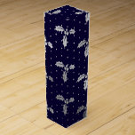 Elegant Blue och Silver Foil jul Holly Presentask För Vinflaska<br><div class="desc">Elegant Blue och Silver Faux Foil jul Holly Mönster</div>