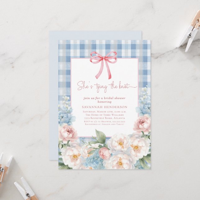 Elegant Blue Pink Floral Bow Gingham Bridal Shower Inbjudningar (Fram/Back In Situ)