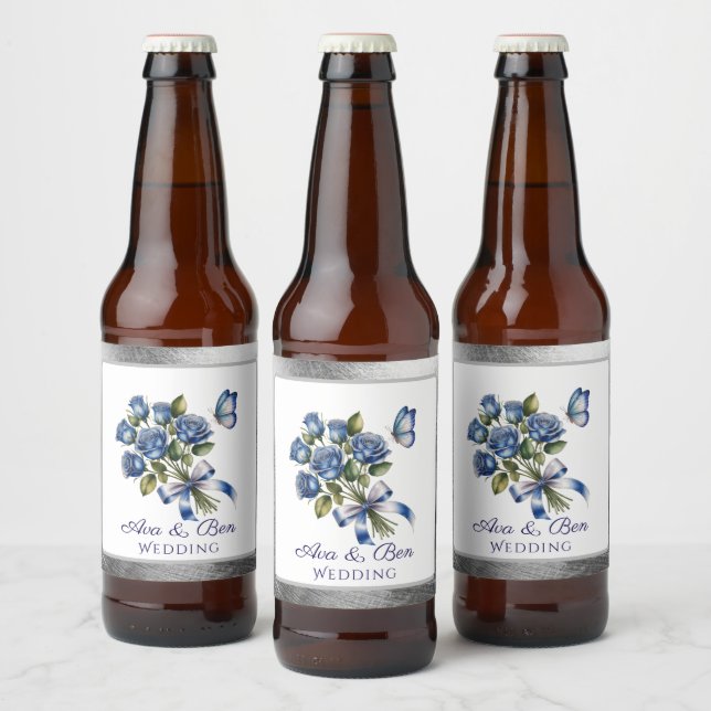Elegant Blue Roses and Butterfly Silver Wedding Ölflaska Etikett (Flaskor)
