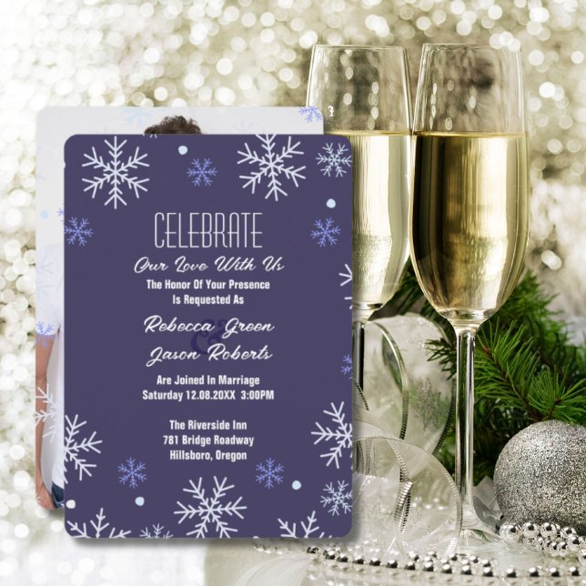 Elegant Blue Snowflake Winter Wonderland Bröllop Inbjudningar (Blue snowflakes Christmas Holiday Winter Wedding Invitations)
