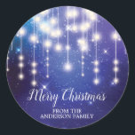 Elegant Blue String Ljus God jul Sticker Runt Klistermärke<br><div class="desc">Elegant String Ljus God jul Sticker har en blå bakgrund med ett vackert handskrivet teckensnitt!</div>