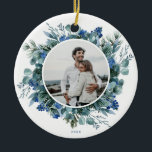 Elegant Blue Teal Blommigt Utandning Foto på Julgransprydnad Keramik<br><div class="desc">Elegantens blå och vattenfärgade andedräkt med julblad och bär - anpassade med året eller din egen text.</div>