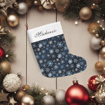 Elegant Blue Vintage Snowflakes Stor Julstrumpa<br><div class="desc">Elegant Blue Vintage Snöflingor jul Stockings papper med ett vackert mönster av vintage inspirerade till blått,  vitt och guld snöflingor med ditt eget namn eller dina egna uppgifter. Perfekt för hela din julhelg! Om du behöver hjälp med designen eller matchande produkter kontaktar du oss på katescreationszazzle@gmail.com.</div>