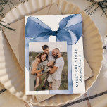Elegant Blue Watercolor Bow 3 Photo Julkort<br><div class="desc">Fira säsongen i stil med elegantens julkort med en häpnadsväckande blå vattenfärg mot en vit bakgrund. Anpassa designen genom att lägga till lodräts familjefoto i en unik offsetlayout. Din Julhälsningar visas i klassiskt blått serif-tecken, tillsammans med din familj namn i ett handskript för elegant. Med plats för ytterligare två foton...</div>