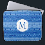 Elegant Blue Watercolor Ogee Mönster med Monogram Laptop Fodral<br><div class="desc">Lägg till din monogramsstart till en underbar laptop sleeve med förreglande gungformer som sträcker sig från mörk blått till ljusblå och bakåt. Konturerna i S-kurvan flyttas däremot från ljusblå till mörk blått och bakåt. De målade blå geometriska formerna har en tilltalande lugn. Färglinjerna ökar variationen i färgen. Det blå geometriska...</div>