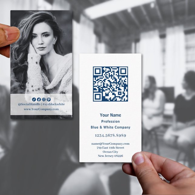 Elegant Blue & White Porträtt Visitkort (Elegant Blue & White Portrait Business Card with QR code and Photo)