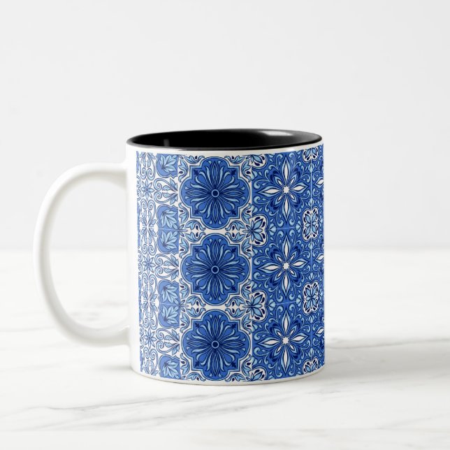 Elegant blue& white Portuguese Azulejo pattern  Två-Tonad Mugg (Vänster)