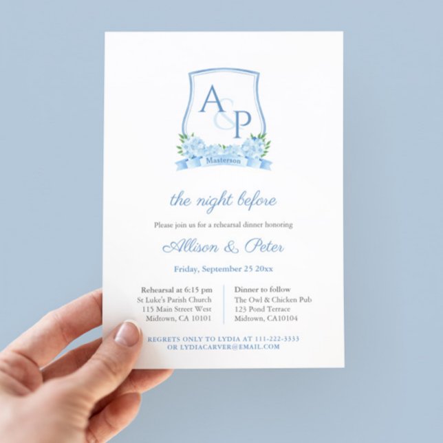 Elegant Blue White Vapensköld Bröllop Rehearsal Mi Inbjudningar (Timeless blue and white watercolor hydrangea monogram wedding crest wedding rehearsal dinner invite)