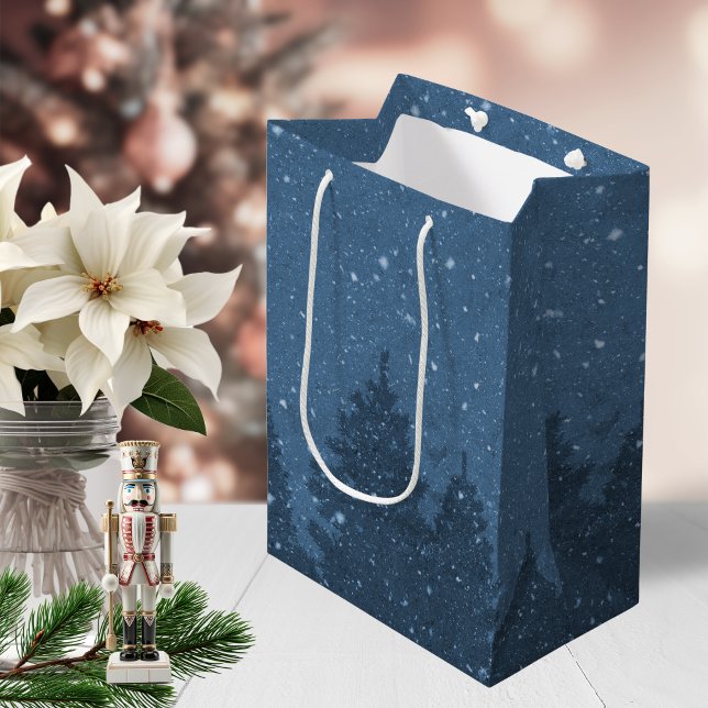 Elegant Blue Winter Snö Träd Helgdag (Elegant Blue Winter Snow Trees Holiday Medium Gift Bag)