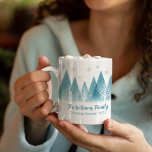 Elegant Blue Winter Träd - julfamiljeåterförening Kaffemugg<br><div class="desc">En elegant träd och snöflingor över ditt personlig God jul-skript och ditt familjs efternamn i söt blå nedanför den snö fyllda skogen. Modern familjeåterförening i helgdag per år är en mugg-gåva med ditt anpassningsbar-meddelande.</div>