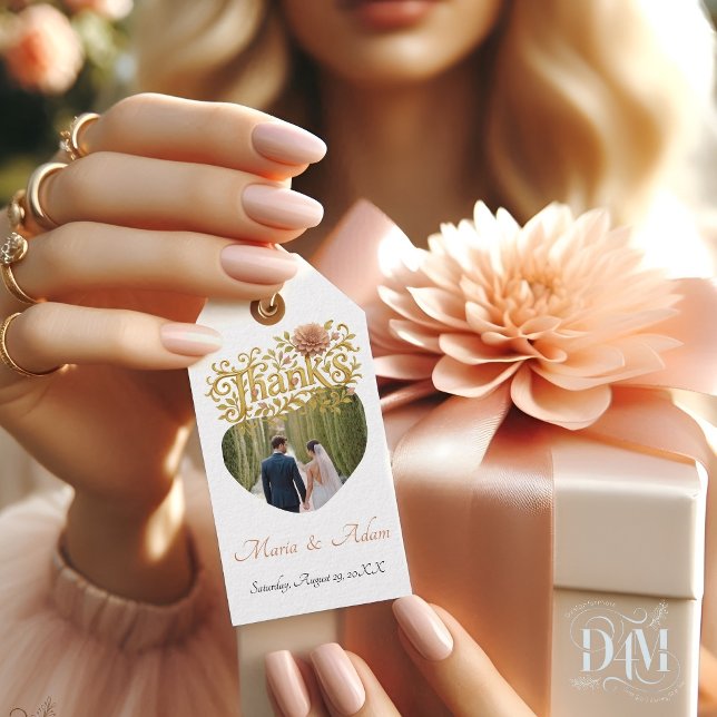 Elegant Blush Dahlias Golden Script Wedding Photo Presentetikett (Skapare uppladdad)