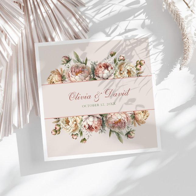 Elegant Blush Dammtrosa Pioner Pappersservett (Elegant Blush Dusty Rose Peonies Paper Napkin on a sunny white table.)