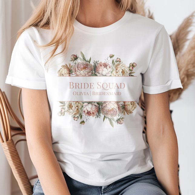 Elegant Blush Damrosa Pioner Bröllopskvad T Shirt (A young blond woman wearing an Elegant Blush Dusty Rose Peonies Bridal Squad T-Shirt.)