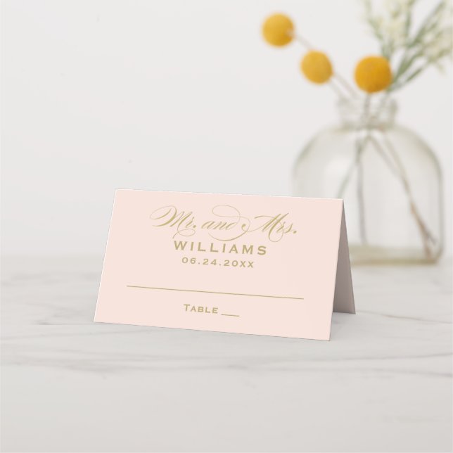 Elegant Blush Guld Kalligrafi Herr Fru Bröllop Placeringskort (Framsida)