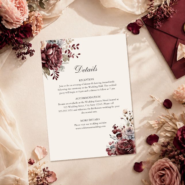 Elegant Boho Blommig Bröllopsdetaljkort Inbjudningar (Elegant Burgundy & Dusty Rose Wedding Details Card on a table with wedding decor and flowers)