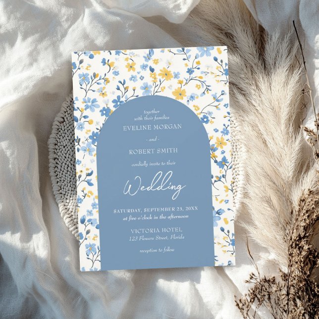 Elegant Boho blue och gult cottage blommarch Inbjudningar (Elegant Boho blue and yellow cottage flowers arch Invitation)