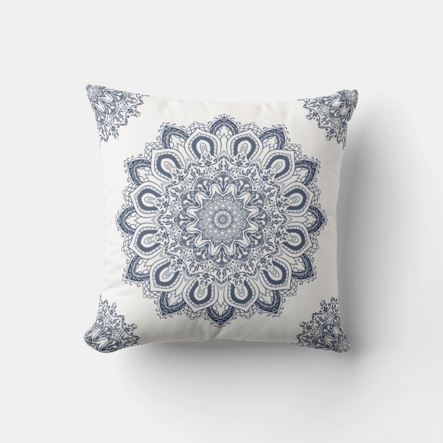 Elegant Boho Blue och White Mandala Kudde (Framsida)