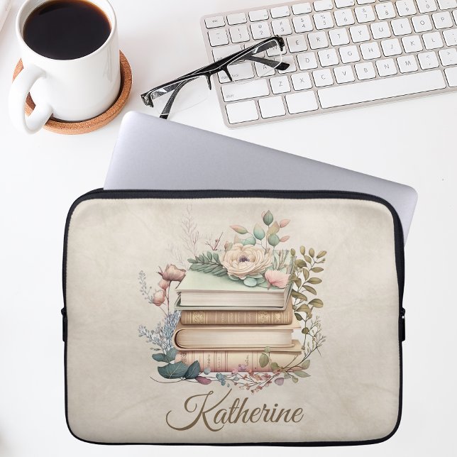 Elegant Boho Bokstapel Blommig Namn Laptop Fodral (Skapare uppladdad)