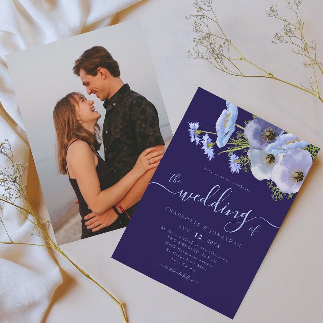 Elegant Boho Chic Blommig Blå Foto Bröllop Inbjudningar (Elegant watercolor garden floral bouquet navy blue wedding photo invitation)