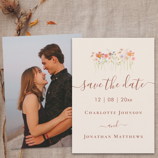 Elegant Boho Vildblomsäng Foto Bröllop Spara Datumet (Elegant boho Wildflower meadow beige terracotta photo Wedding save the date card)