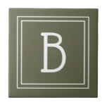 Elegant bokstav med rustic grön och vit monogram kakelplatta<br><div class="desc">Modern och stilren personlig monogram tillagd till dekorativ elegant enkel uppdaterad platta i rustic grön och vit. Bra presentidé! Anpassa enkelt med designverktyg för att göra den till din egen! Kontakta mig på beachpausedesigns@gmail.com om du behöver hjälp eller har frågor om denna eller någon av våra designer. Andra designalternativ och...</div>