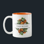 Elegant Botanical Citrus Greenery Två-Tonad Mugg<br><div class="desc">Söt,  elegant,  modern och bohemisk personlig och personligt bröllp Tone Coffee Mugg för er speciella händelse! Utformningen matchar resten av Orange Löv Foliage Collection. Vattenfärgsfrukt med orange med mörk och ljust grönt löv löv blad gräns i ramar överst och grund i namn.</div>