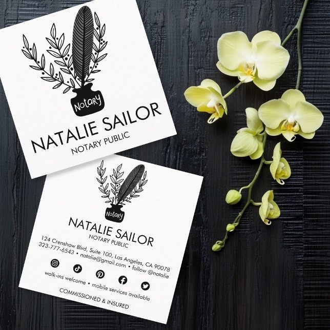 Elegant botanisk fjäderpenna logotyp notarier offe fyrkantigt visitkort (Chic Elegant Botanical Quill Logo Notary Public Social Media Square Business Card
)