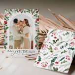 Elegant Botaniskt diagram 1 Foto God jul Julkort<br><div class="desc">Den här samlingen har vattenfärgade röda blommigtar,  bär och vintergröna med modern och elegant typografi,  med ett botaniskt mönster baksida på vintern.</div>