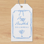 Elegant Bow Menorah Anpassat namn Lycklig Hanukkah Presentetikett<br><div class="desc">Fira Ljus festival med eleganten, anpassade Hanukkah-märkre! Med ett klassiskt blått gräns med en känslig båge och en menorahillustration är den här utformningen en perfekt för att ge dina Hanukkah-sammankomster en speciell beröring. Texten "Lycklig Hanukkah" visas på ett vackert sätt ovanför din familj namn och skapar dessa märkre en sista...</div>