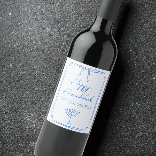 Elegant Bow Menorah Anpassat namn Lycklig Hanukkah Vinflaska Etikett (Add a festive touch to your Hanukkah table with a custom wine label featuring a menorah. )