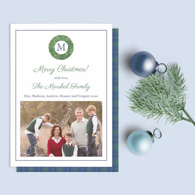 Elegant Boxwood Wandeans Psted Vågrät Photo Julkort (Minimalist boxwood wreath family picture holidays card with monogram and plaid reverse)